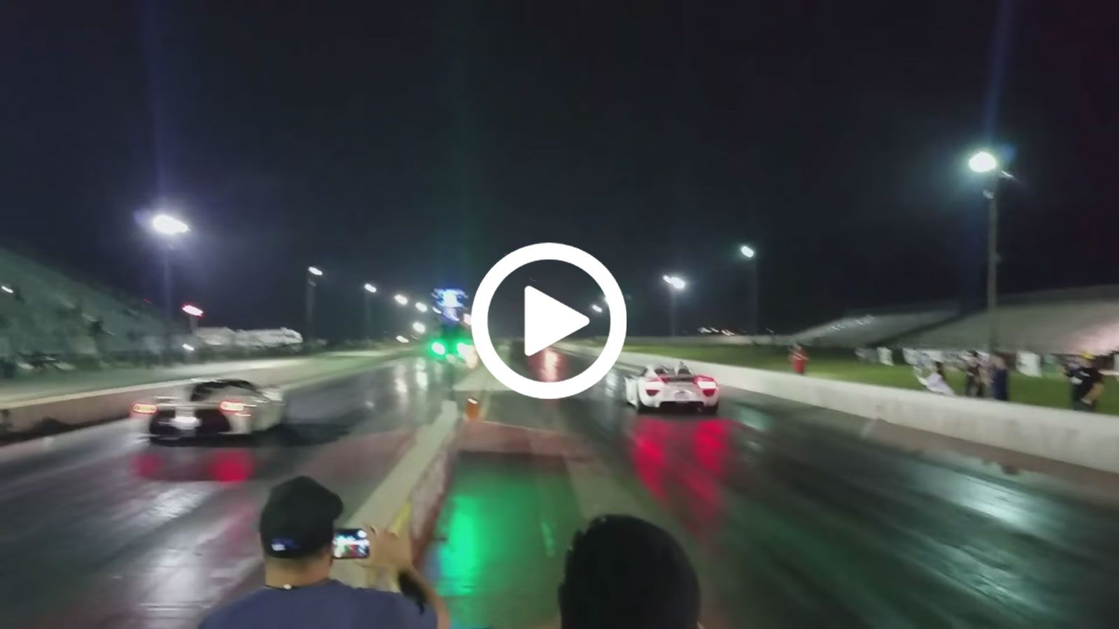 Αγώνας dragster ανάμεσα σε Porsche 918 Spyder και LaFerrari.