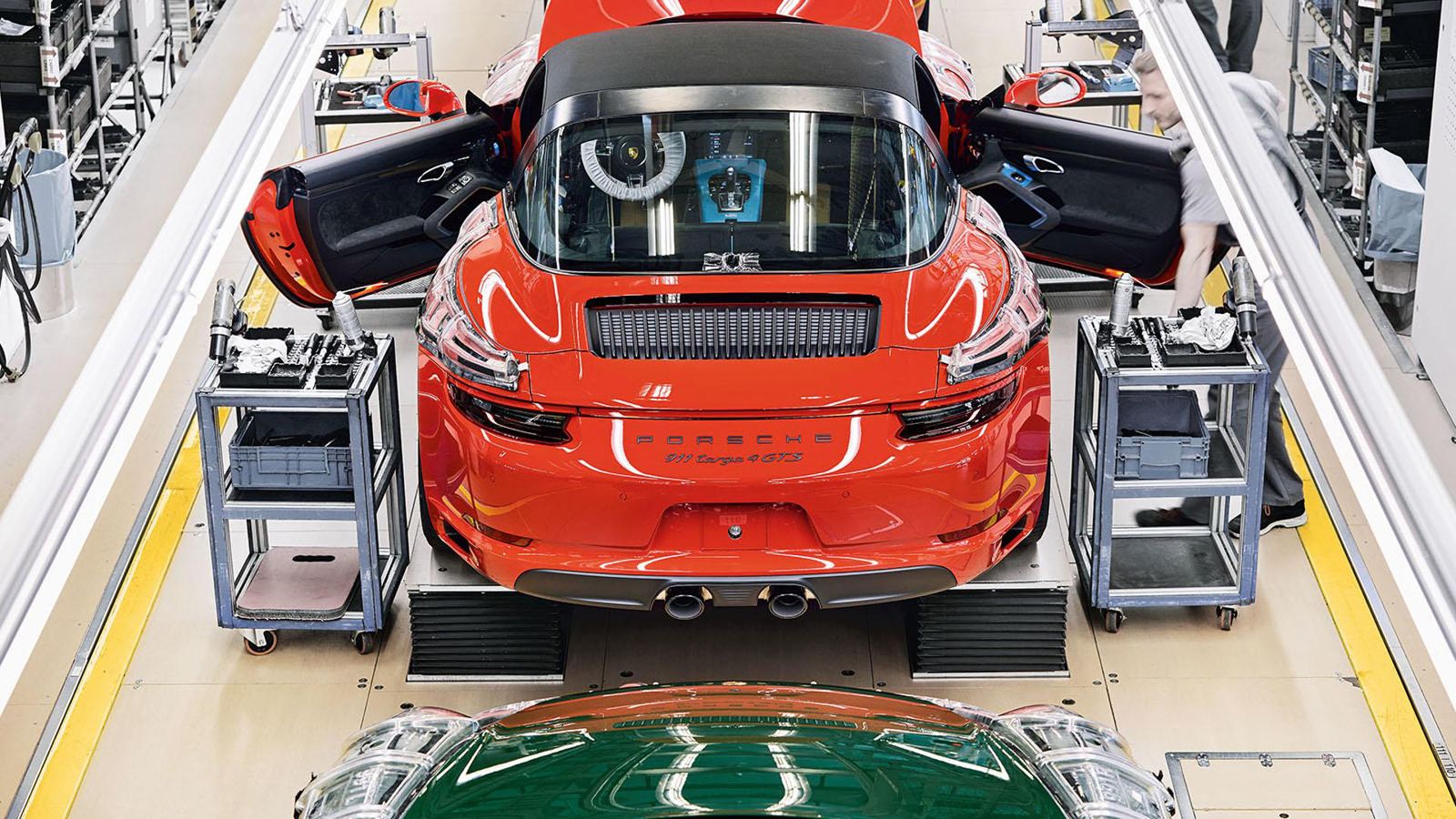 Η 911 υπ` αριθμόν 1.000.000 ήταν μια Carrera S coupe απόχρωσης Ιrish Green και οδεύει προς το μουσείο. Το μοντέλο 999.999 πάλι είναι μια κόκκινη Targa