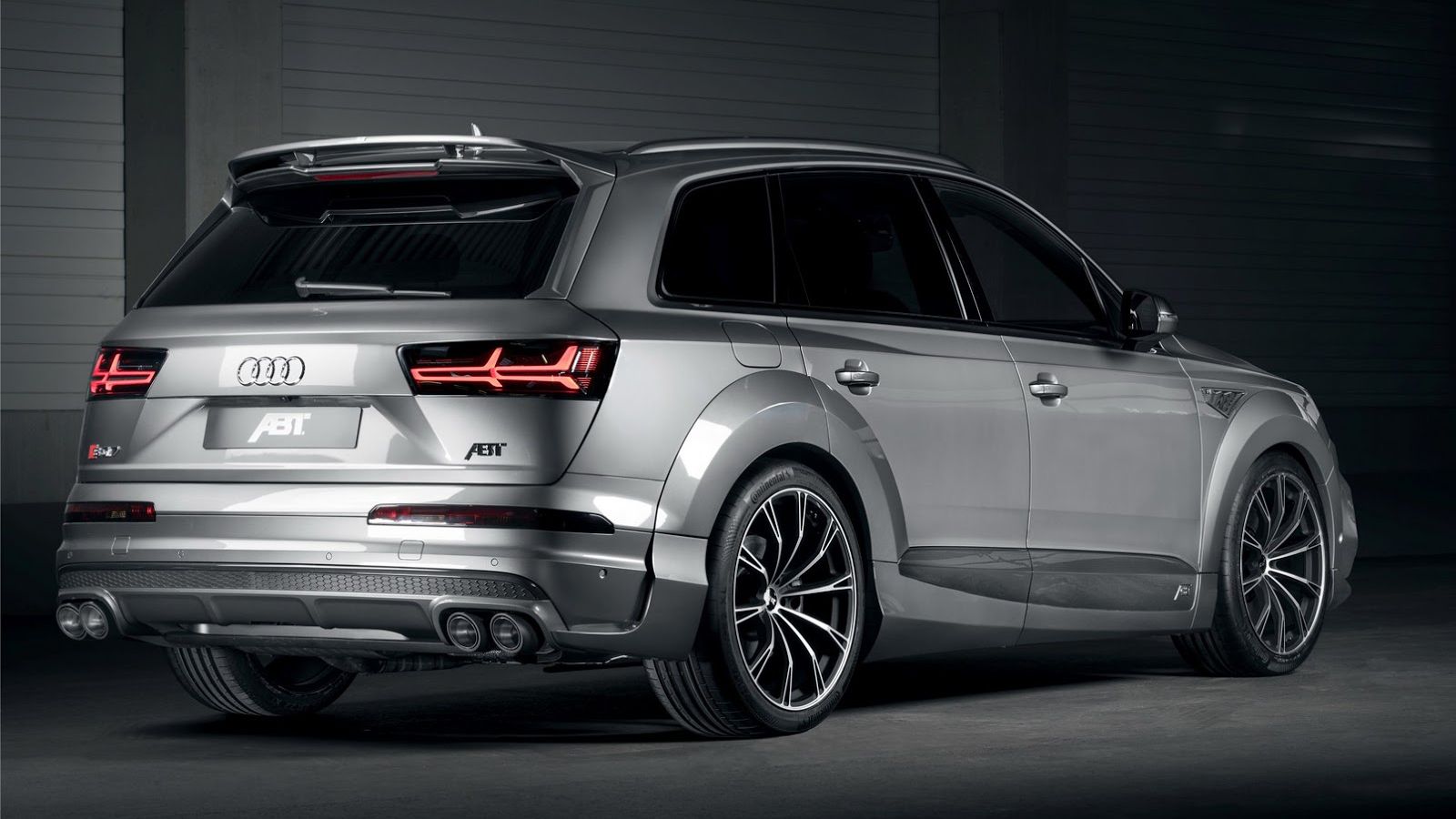 Οι αλλαγές στο εξωτερικό αφορούν στην προσθήκη μιας σειράς νέων μερών, όπως ποδιές, πίσω διαχύτη, σπόιλερ οροφής, αλλά και carbon γρίλια της μάσκας κα