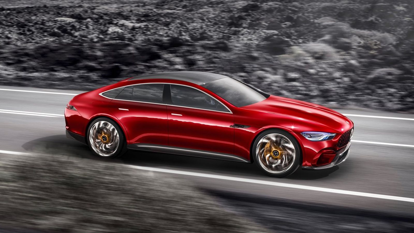 Ο 4λιτρος biturbo V8 κινητήρας, συνεργάζεται με ένα ηλεκτρικό μοτέρ, με τη συνδυαστική απόδοση του υβριδικού συστήματος να ανέρχεται στους 815 ίππους.