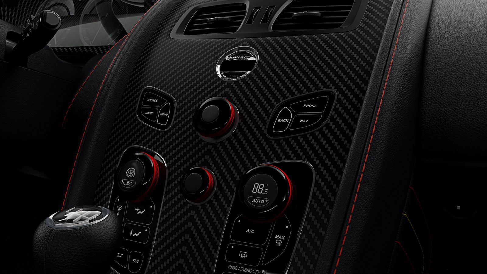 Στο σαλόνι, περιλαμβάνονται τιμόνι από δέρμα alcantara, τελειώματα από ανθρακόνημα και κόκκινες λεπτομέρειες και ραφές.