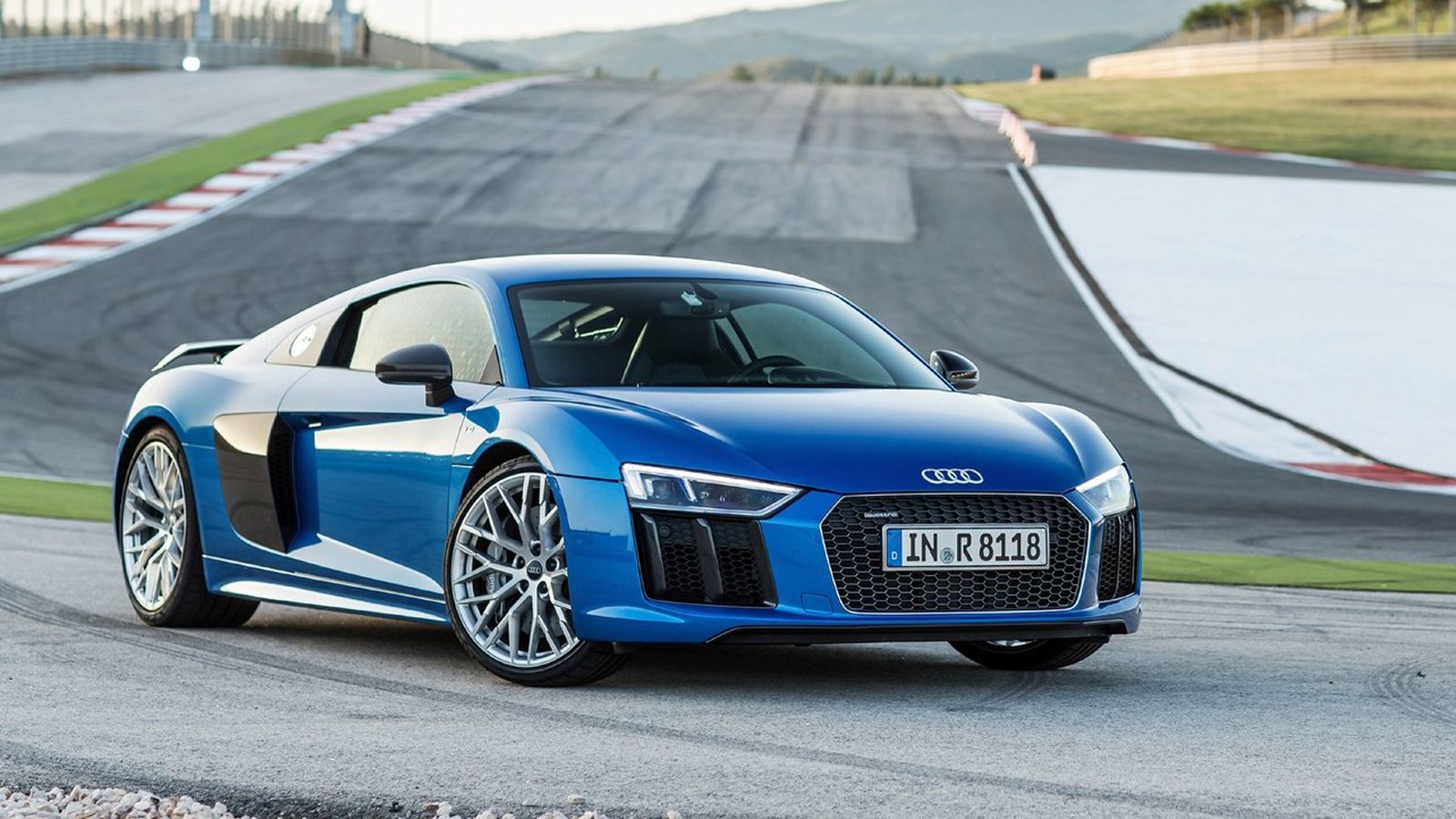 Εξαιρετικά τα πήγε και το τμήμα Audi Sport GmbH, με το R8 (φωτό) να πουλά κατά 31,8% περισσότερο, φτάνοντας στις 2.890 μονάδες. Συνολικά η οικογένεια 