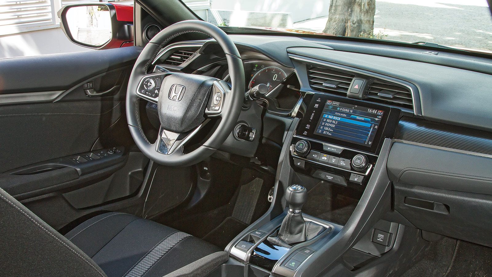 Το εσωτερικό του νέου Honda Civic ξεχωρίζει για την σύγχρονη και όμορφη εικόνα του αλλά και την ποιότητα κατασκευής του που βρίσκεται σε πολύ καλά επί