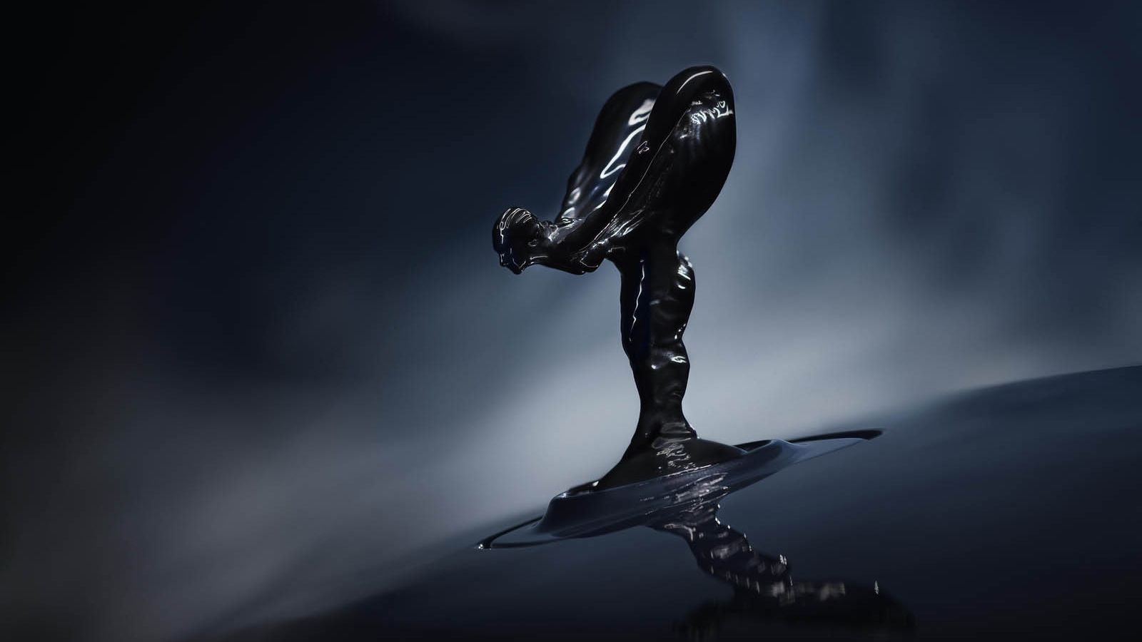 Εντύπωση προκαλεί το μαύρο αγαλματάκι Spirit of Ecstasy.