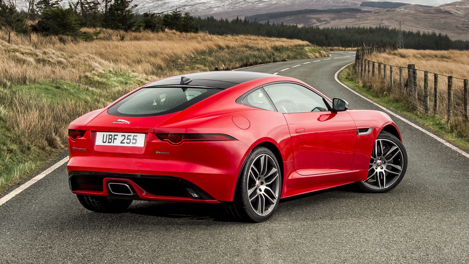 Η τετρακύλινδρη F-Type ξεχωρίζει οπτικά μέσω της μονής κεντρικά τοποθετημένης απόληξης της εξάτμισης, αλλά και με τους τροχούς των 18 ιντσών. Η τιμή τ