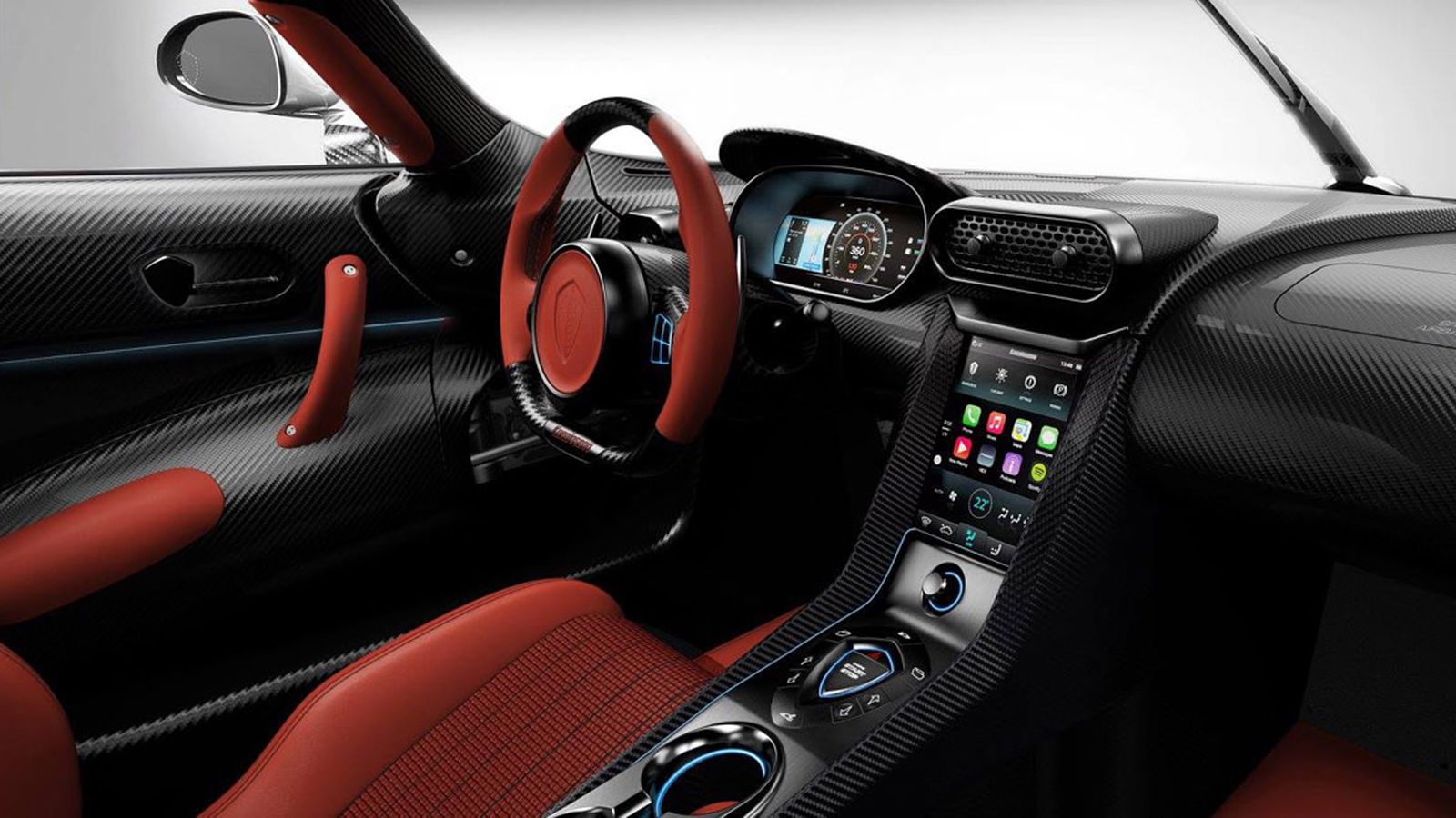 Για το εσωτερικό η Lisa προτίμησε για τα καθίσματα το κόκκινο δέρμα, με πλεκτές λεπτομέρειες και μαύρες ραφές. Μαύρη ανοδιωμένη είναι η κεντρική κονσό