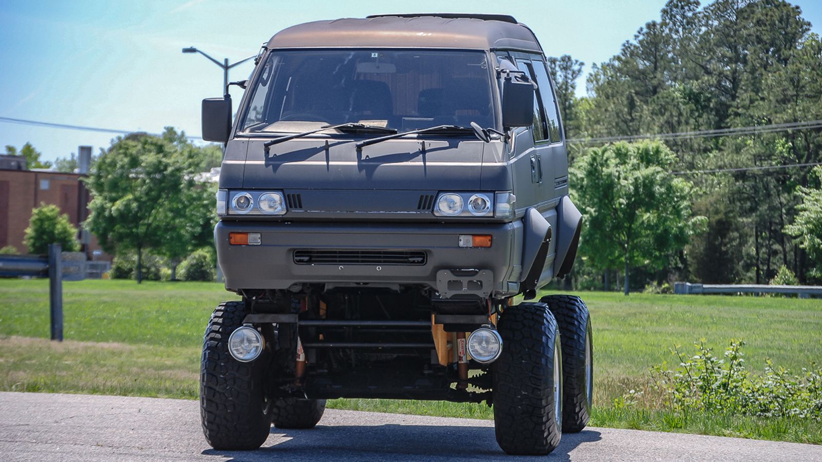 To Mitsubishi Delica του 1991 που βρίσκεται προς πώληση από την Japanese Classics στις ΗΠΑ, έχει ψηλώσει τόσο που ουσιαστικά έχει γίνει ένα monster tr