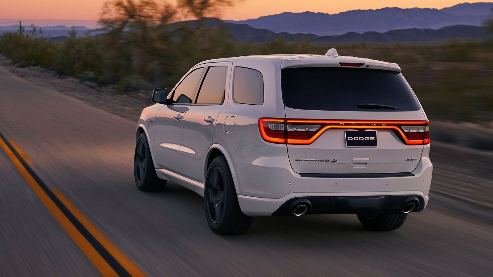 Η κίνηση πάει σε όλους τους τροχούς μέσω οκτατάχυτου αυτόματου κιβωτίου ταχυτήτων. Το 0-100 έρχεται σε 4,5 δλ., ενώ φτάνει από στάση στα 402 μέτρα (1/