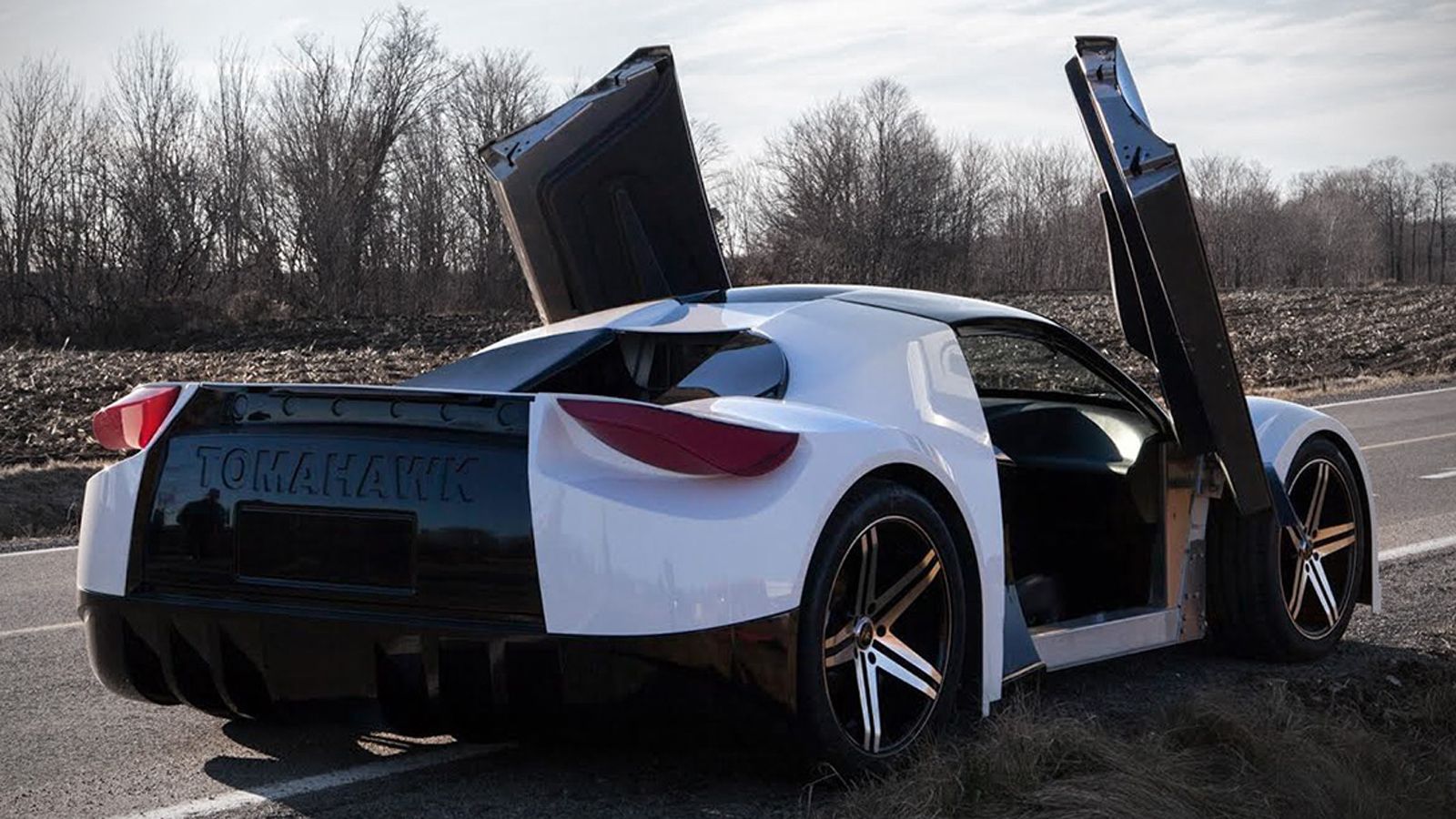 Το Tomahawk της Dubuc Motors διαθέτει 4 ηλεκτρικούς κινητήρες, οι οποίοι παίρνουν ενέργεια από μπαταρίες 100 kWh. Η συνολική απόδοση του συστήματος εί