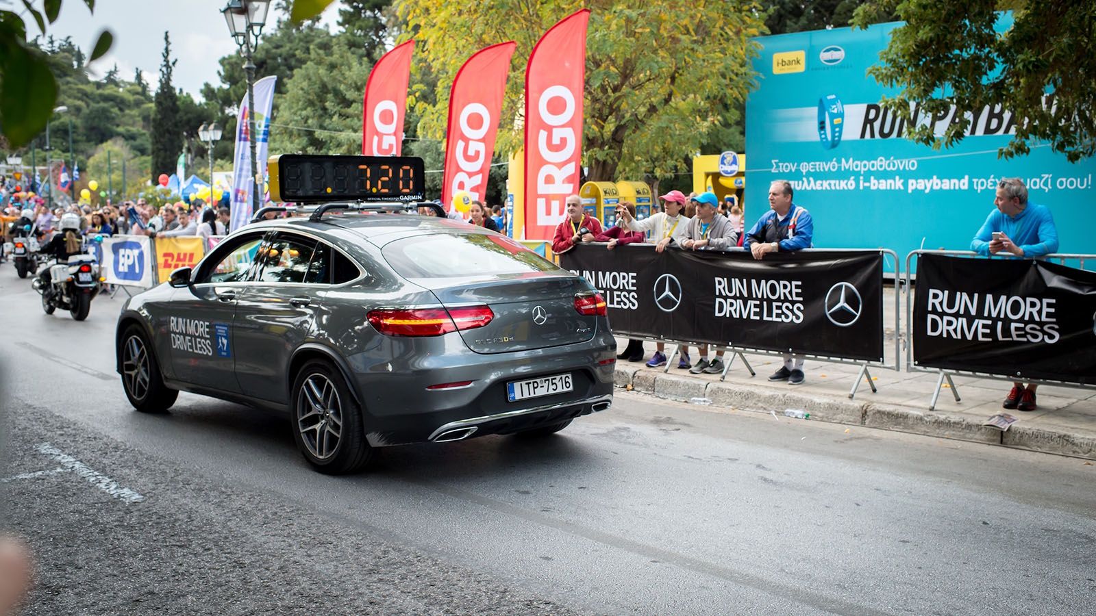 Η Mercedes-Benz με την ομάδα των δρομέων της συμμετείχε σε όλα τα αγωνίσματα των 5, 10 και 42 χιλιομέτρων.