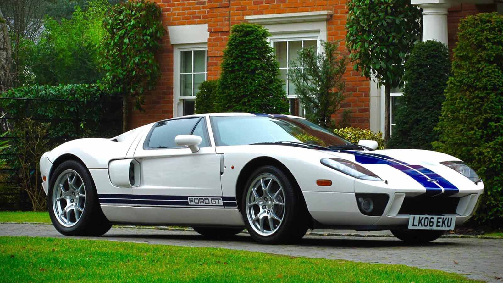Σχεδιασμός και δύναμη από το Ford GT που εντυπωσιάζουν τα πλήθη.