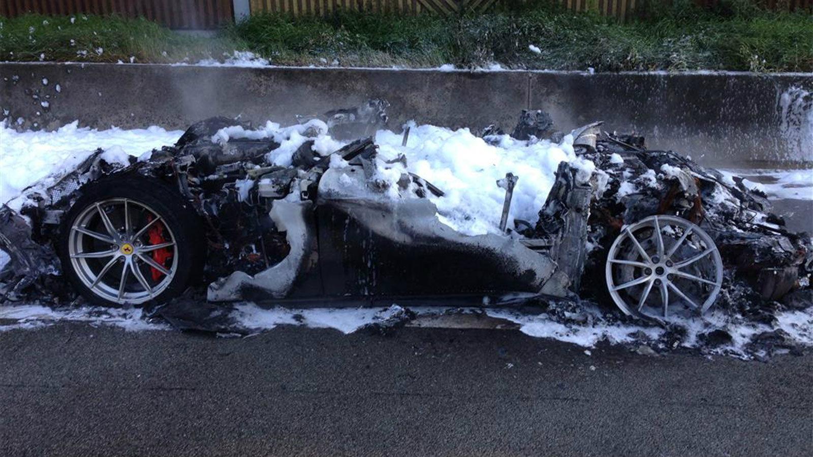 Μία σπάνια Ferrari F12tdf καταστράφηκε ολοσχερώς, μετά από πυρκαγιά που έπιασε καθώς βρισκόταν εν κινήσει.