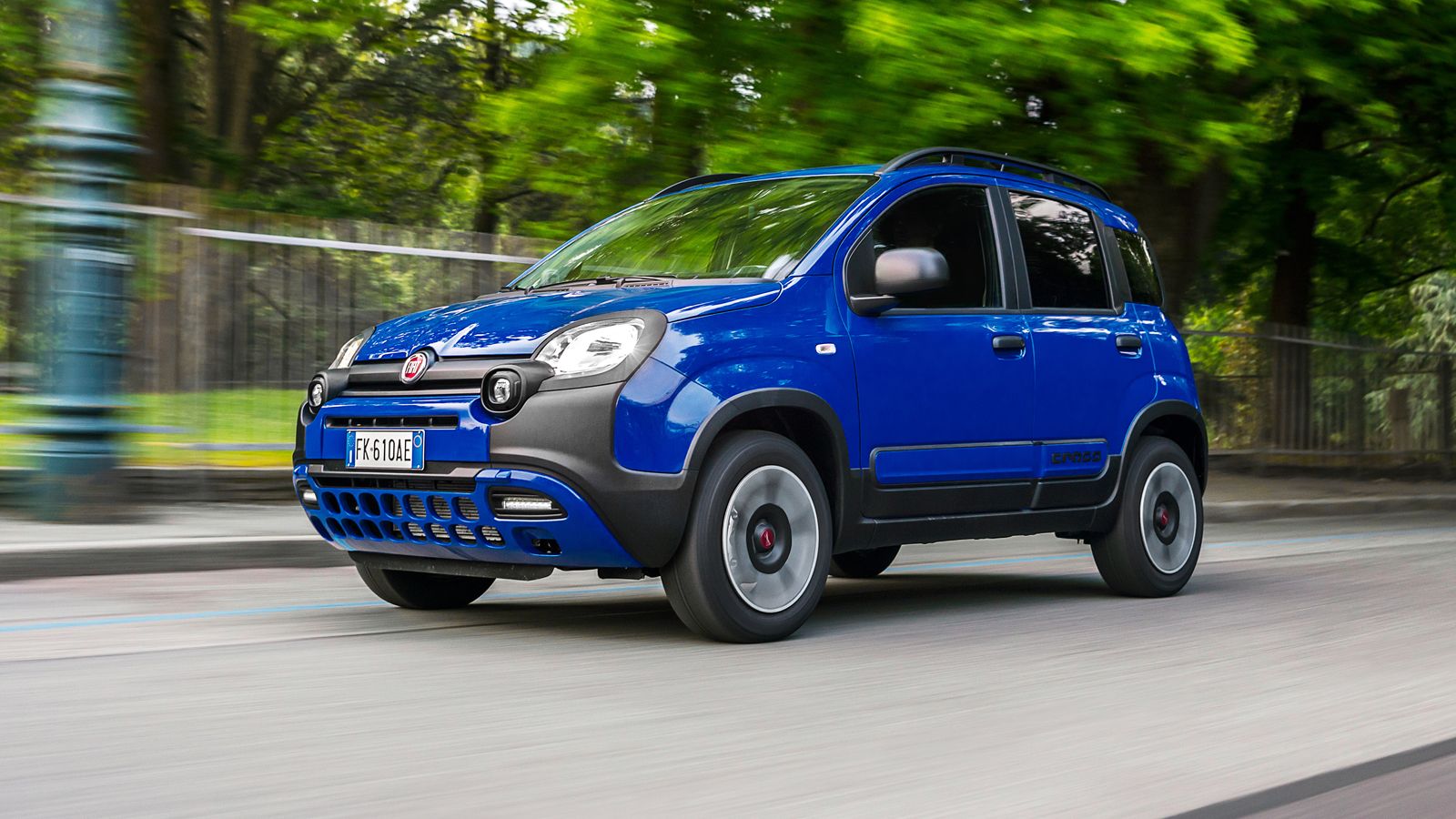 Στο Panda City Cross συναντάμε λεπτομέρειες στο χρώμα του αμαξώματος στους προφυλακτήρες, μαύρα πλαστικά προστατευτικά, ενώ μαύρη απόχρωση έχουν οι κα