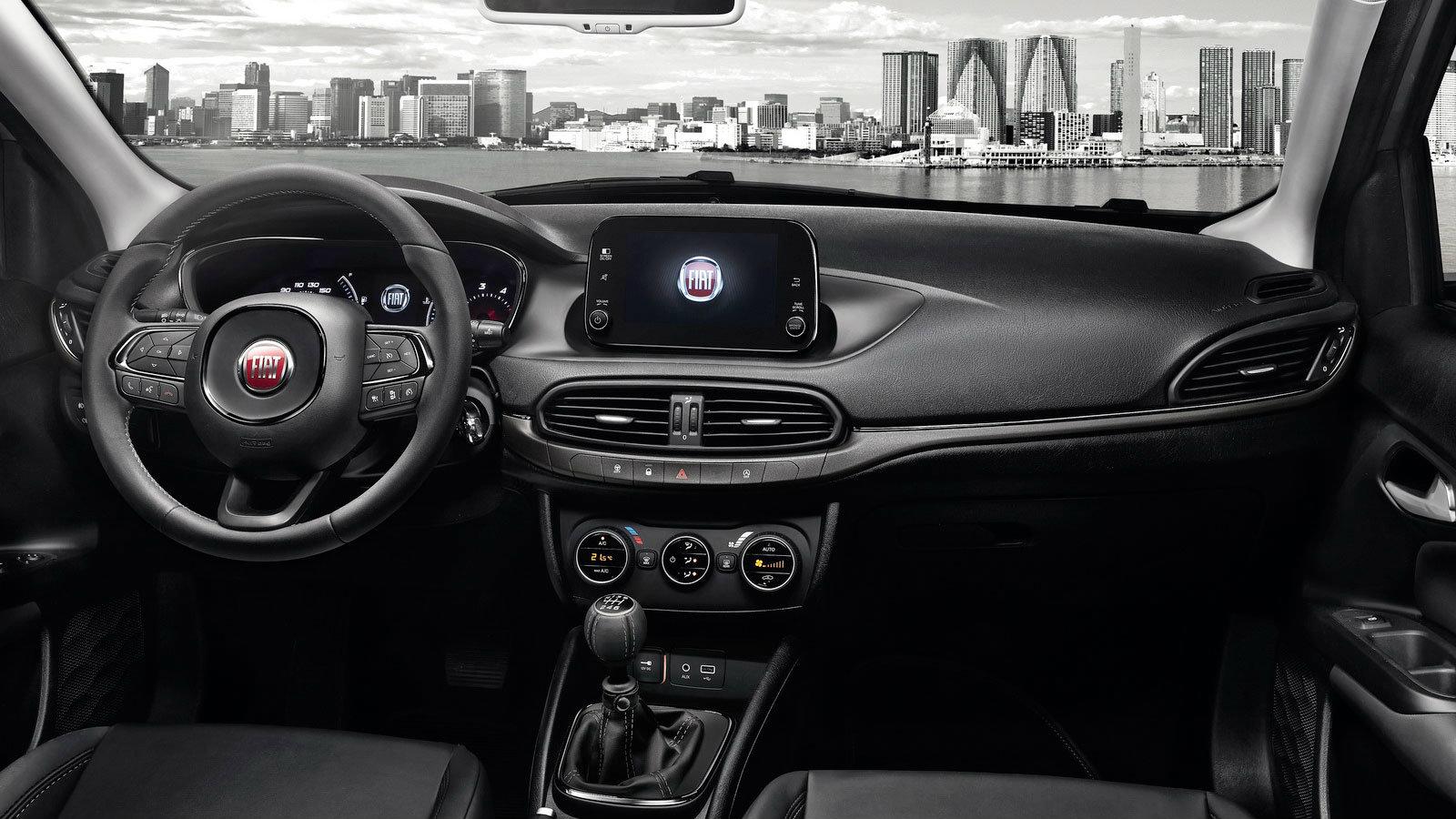 Το εσωτερικό το νέο Fiat Tipo S-Design διαθέτει τώρα καθίσματα που συνδυάζουν το δέρμα με το ύφασμα, ενώ διακοσμούνται με διπλή ραφή, κάτι που συναντά