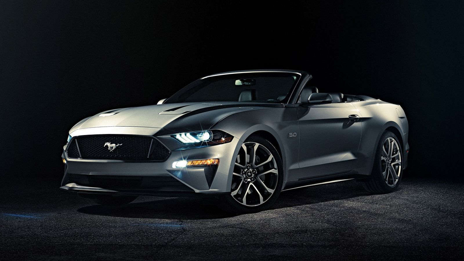 Η νέα εκδοχή της Mustang Convertible υιοθετεί τις σχεδιαστικές αλλαγές που είδαμε στο coupe μοντέλο, όπως τα νέα φωτιστικά σώματα, την ευρύτερη γρίλια