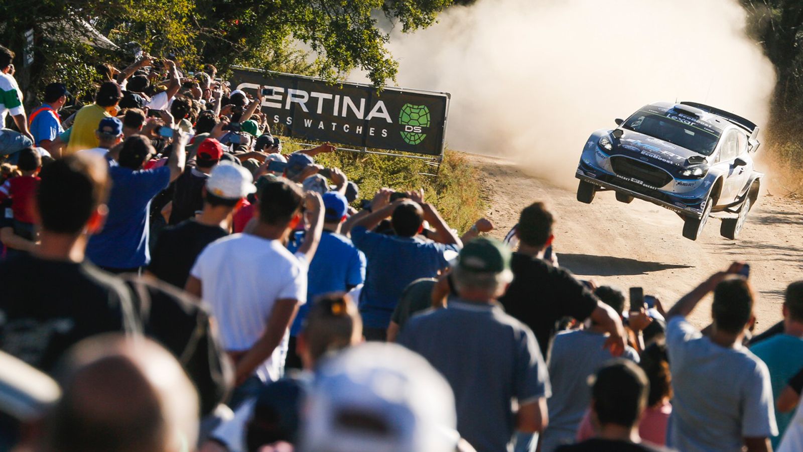 Ο Ott Tanak ήταν μόλις 8,4 δλ. πίσω από το Neuville, καθώς με δύο νίκες εχθές το απόγευμα προσπέρασε τους Sebastien Ogier και Mads Οstberg. 
