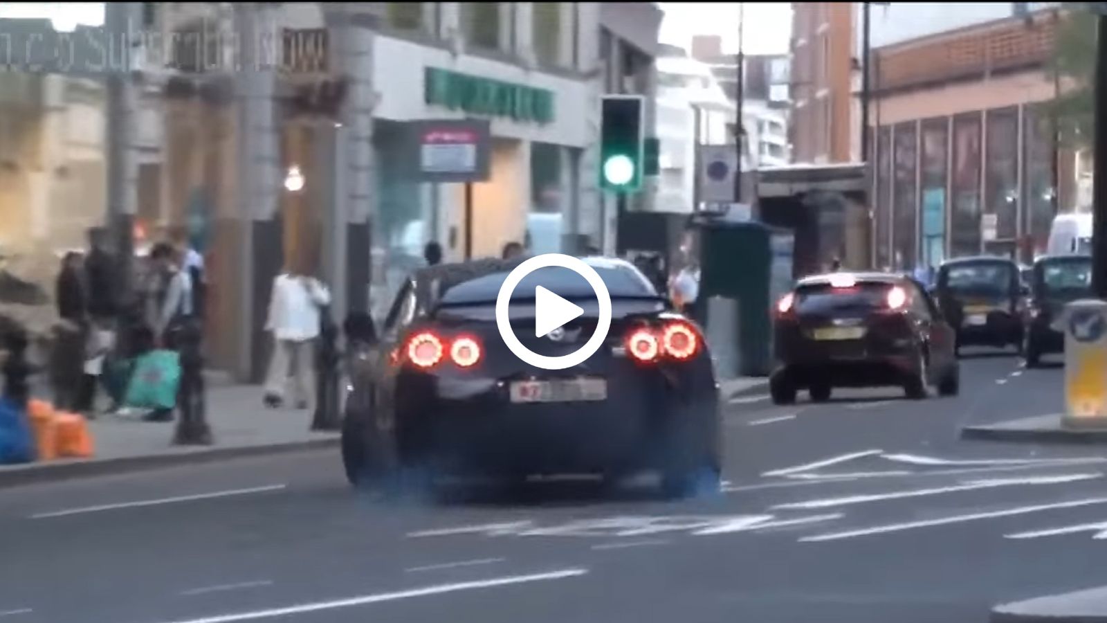 To Nissan GTR στους δρόμους του Λονδίνου.