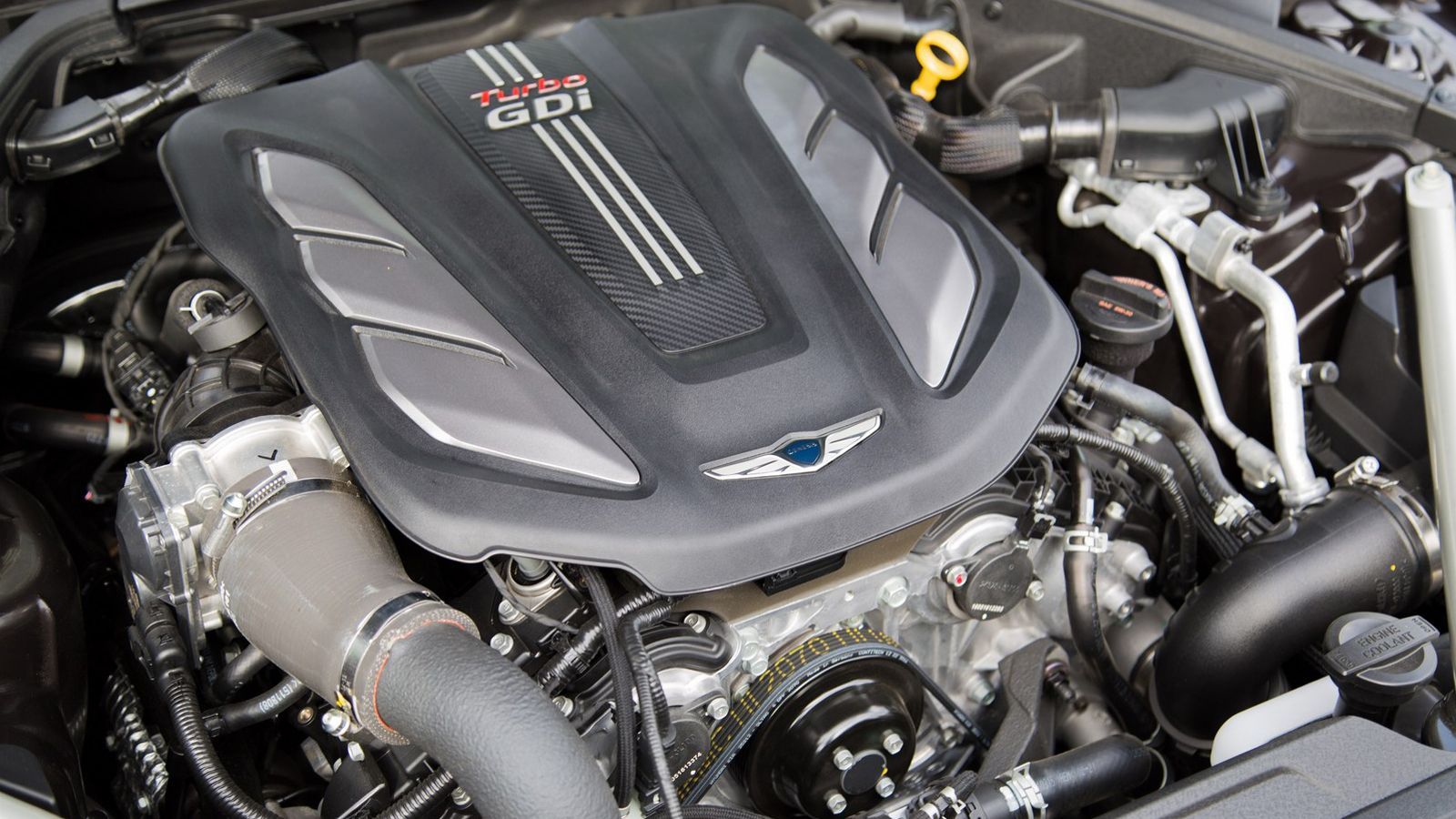 Κάτω από το καπό τοποθετούνται δύο κινητήρες. Ο μικρός είναι ο V6 turbo των 3,3 λίτρων, που αποδίδει 370 ίππους και 509 Nm ροπής. Ο μεγάλος είναι 5λιτ