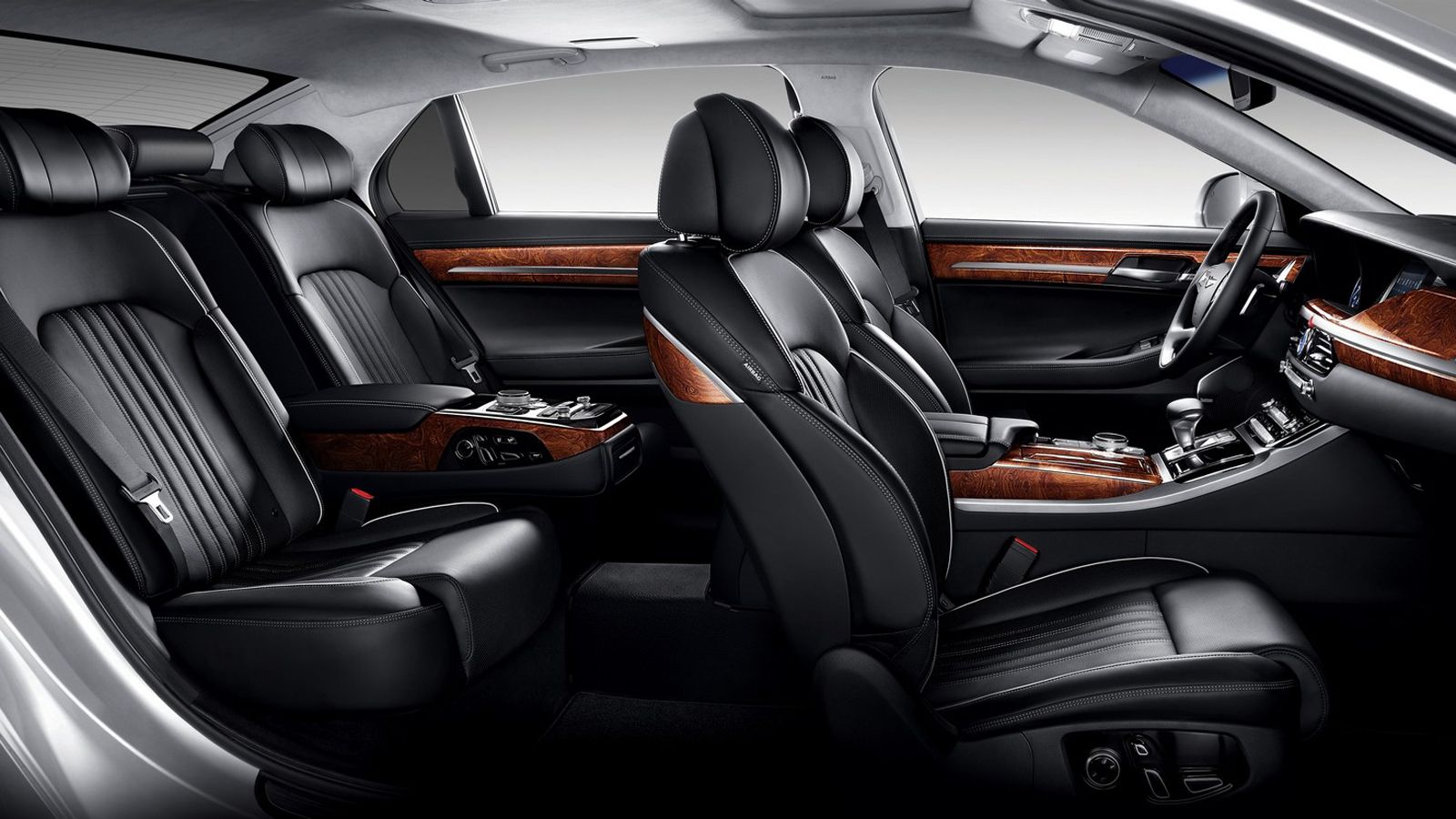 Το G90 διαθέτει δερμάτινα Nappa καθίσματα και ηχοσύστημα της Lexicon με 17 ηχεία. Στη λίστα του εξοπλισμού υπάρχουν οι ξύλινες επενδύσεις, τα θερμαινό