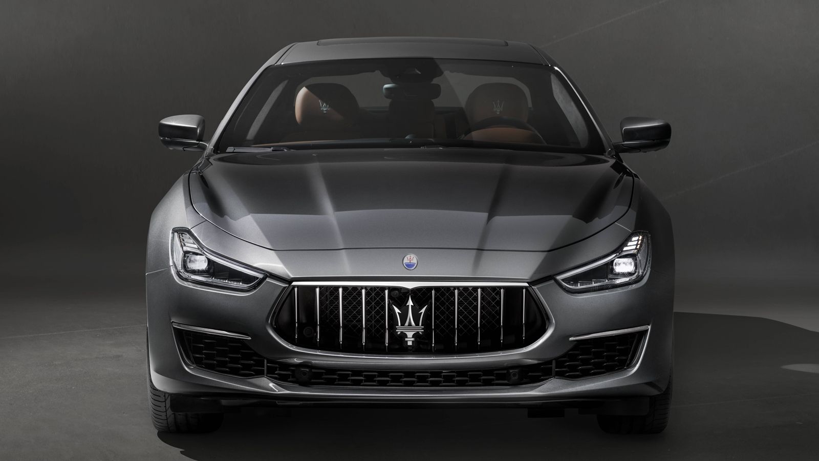 Το αναβαθμισμένο μοντέλο της Maserati ξεχωρίζει από το νέο προφυλακτήρα και την ανασχεδιασμένη γρίλια της μάσκας, ενώ διαθέτει επιπλέον λεπτομέρειες α