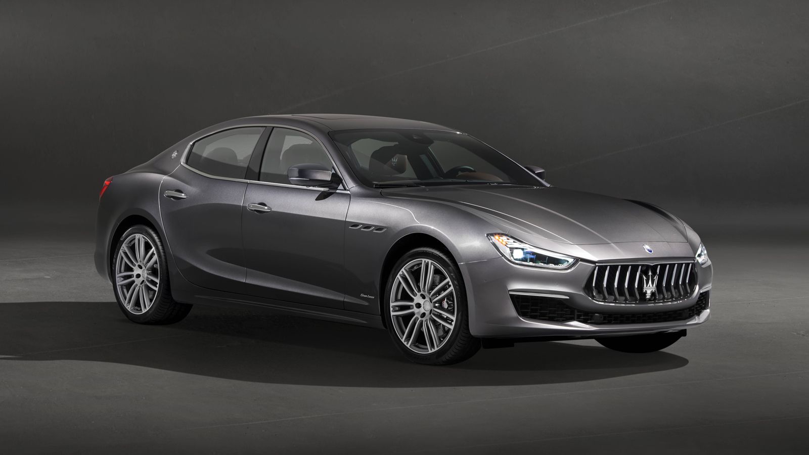Η Maserati έδωσε στη δημοσιότητα τις πρώτες εικόνες της ανανεωμένης εκδοχής της Ghibli, στις οποίας το όνομα προστέθηκε και ένα δεύτερο συνθετικό, το