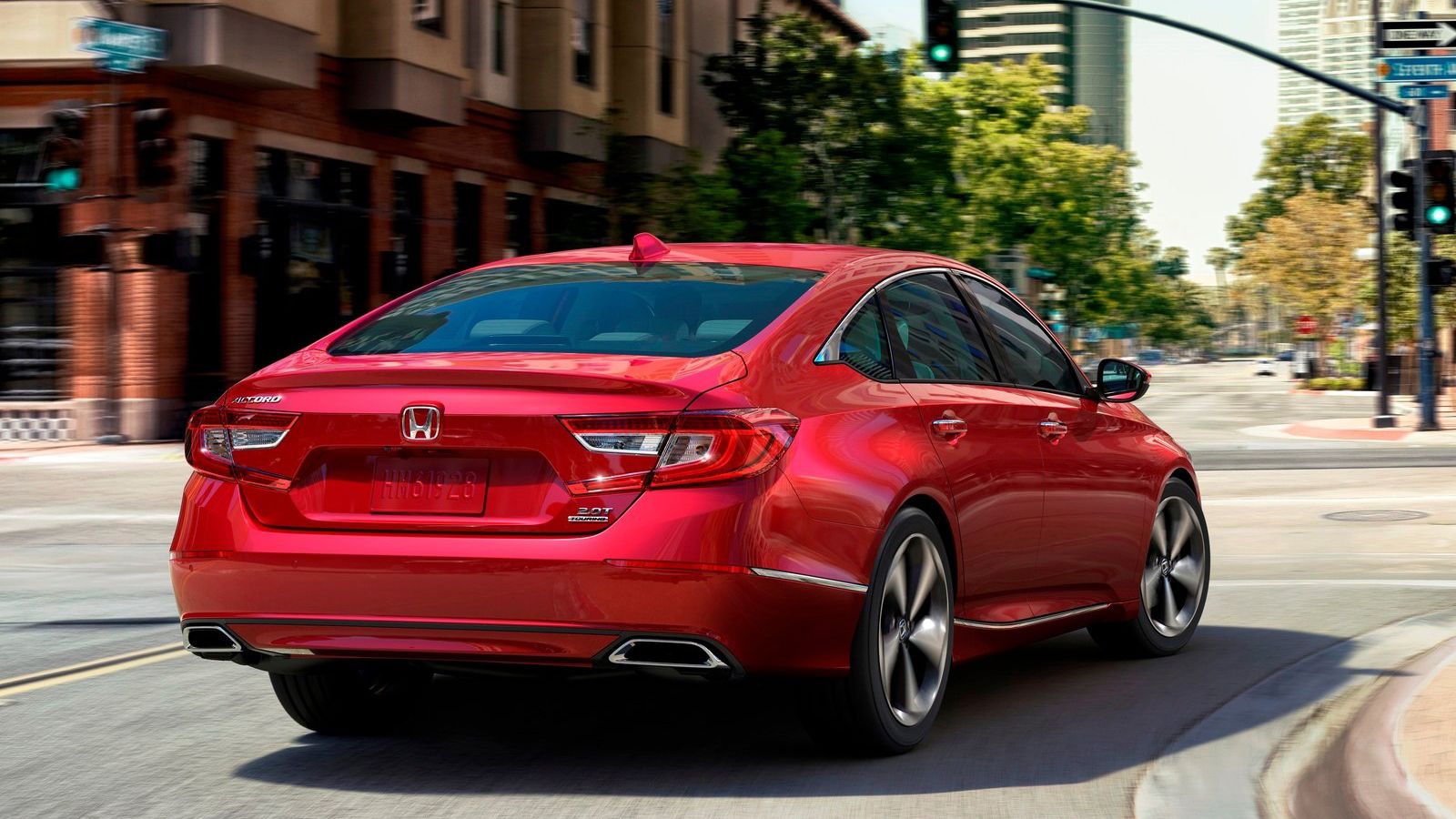 Το νέο sedan διαθέτει ακόμα ένα 2λιτρο turbo σύνολο, που έχει ισχύ 255 ίππων και ροπή 370 Nm και το οποίο συνεργάζεται με το νέο αυτόματο κιβώτιο των 