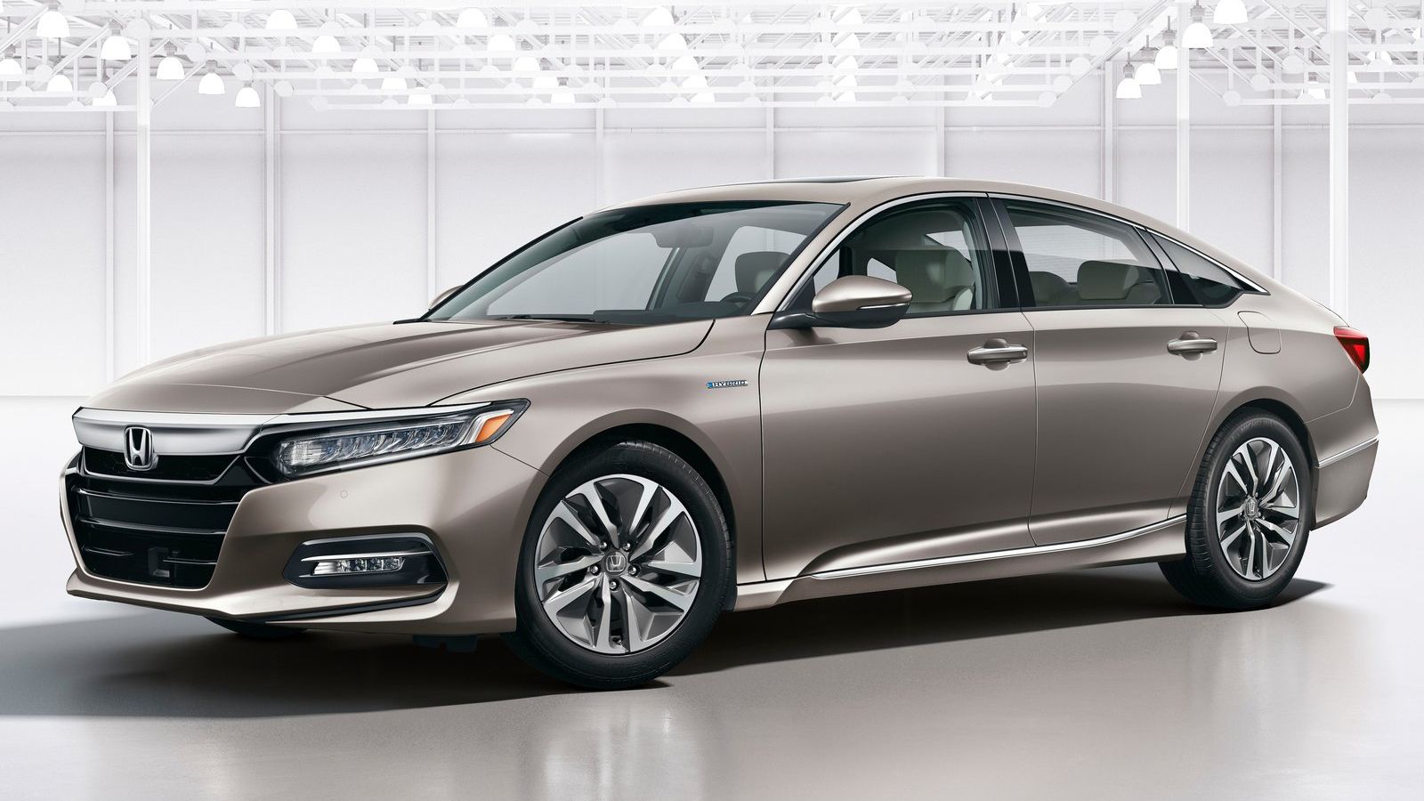 Η Honda δεν ανακοινώνει ακόμα στοιχεία για το Accord Hybrid, πέραν του ότι χρησιμοποιεί ένα 2λιτρο σύνολο Atkinson και δύο ηλεκτρικά μοτέρ.