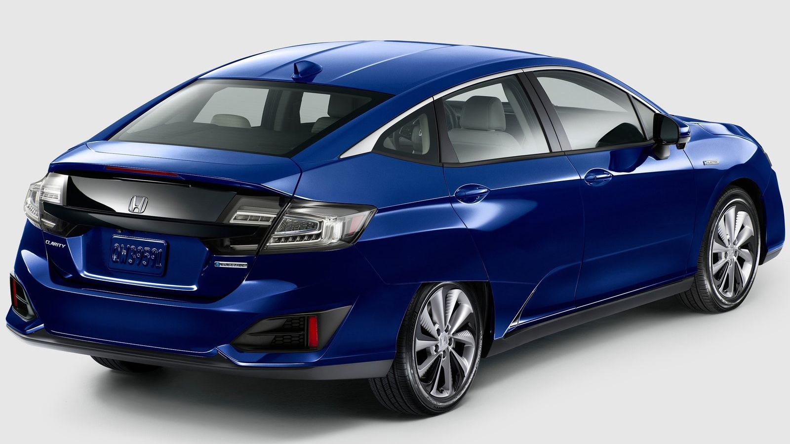 Το Clarity Electric εξοπλίζεται με έναν μικρότερο ηλεκτροκινητήρα 161 ίππων και 300 Nm ροπής, αλλά διαθέτει μεγαλύτερες μπαταρίες 25,5 kWh, το 80% των
