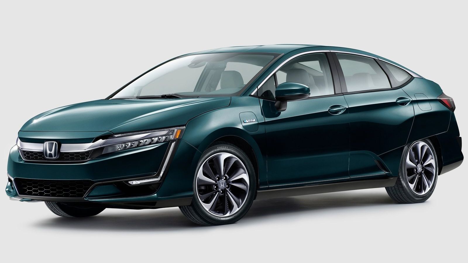 Το Clarity Plug-In Hybrid διαθέτει έναν ηλεκτροκινητήρα απόδοσης 181 ίππων και 315 Nm ροπής, ενώ ο βενζινοκινητήρας των 1.500 κ.εκ. χρησιμεύει κυρίως 