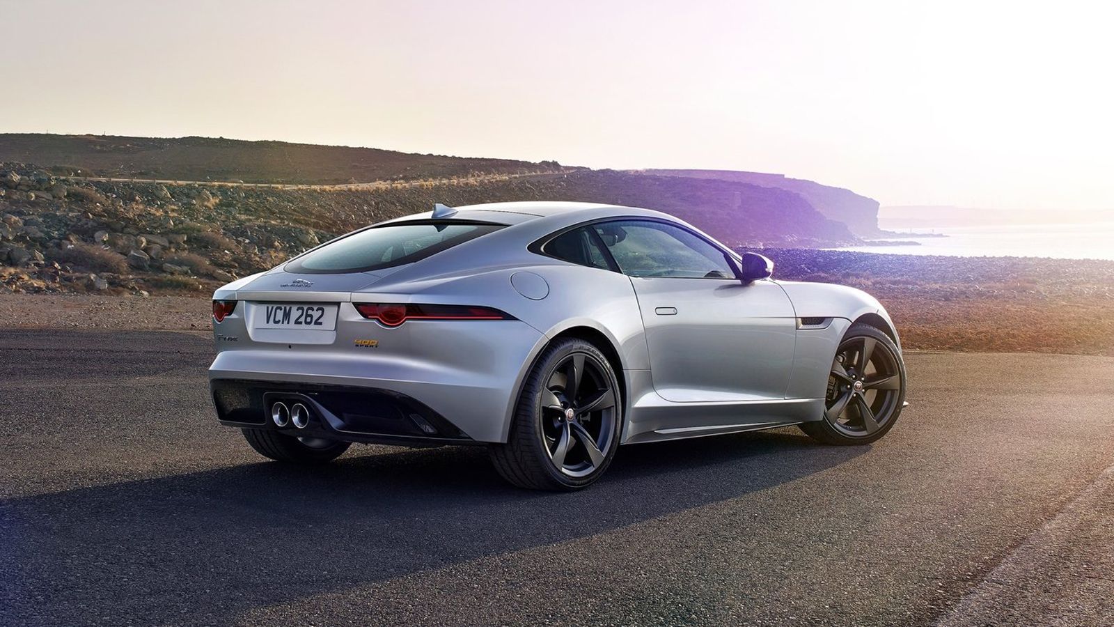 Νέα προσθήκη στη γκάμα αποτελεί η έκδοση F-Type Sport 400, που τοποθετείται ανάμεσα από τις F-Type S και F-Type R. Διαθέτει τον 3λιτρο V6 κινητήρα, πο