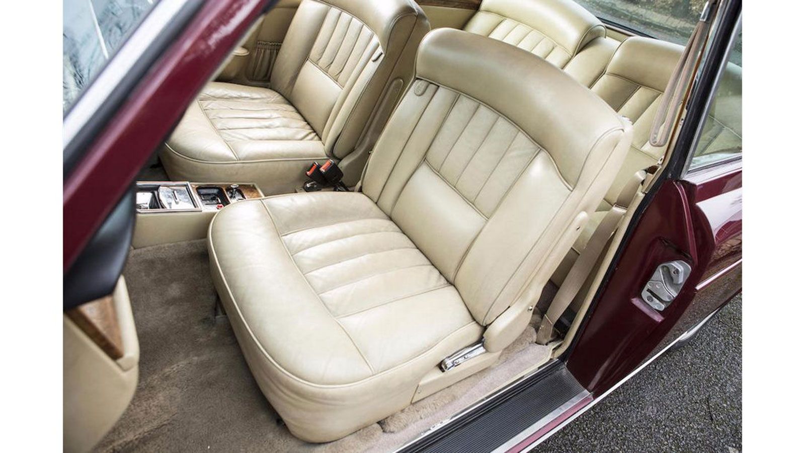 Το σαλόνι του παρότι είναι σαν καινούριο, είναι και ο λόγος που το αποχωρίζεται.