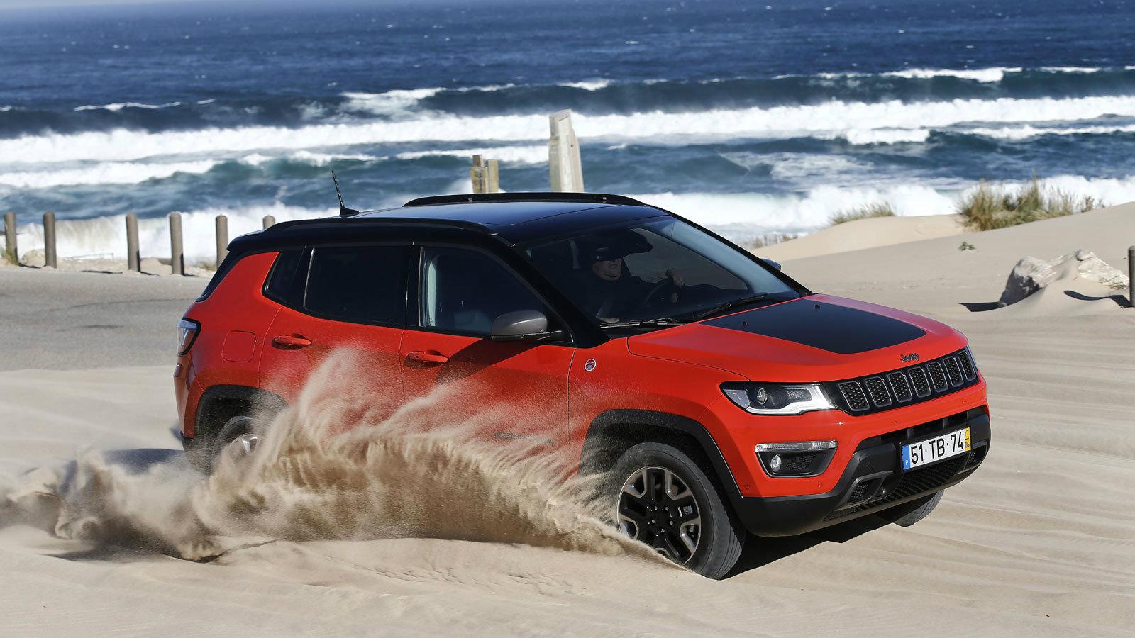 To Compass σε έκδοση Trailhawk έχει σπέσιαλ χρώματα, μικρές εξωτερικές διαφορές, καλύτερη προστασία στα εκτεθειμένα μέρη του δαπέδου, μεικτά ελαστικά,