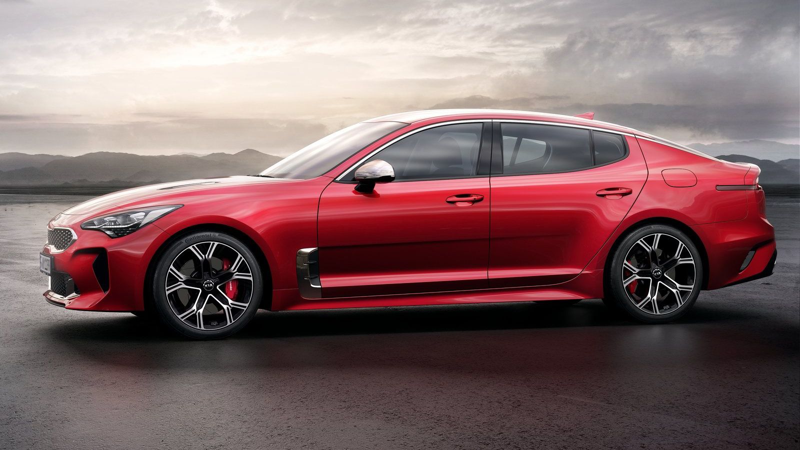 Η διαφορά με τα βενζινοκίνητα Stinger είναι πως το diesel διαθέτει πίσω συμπαγείς δίσκους. Επιπλέον φορά τροχούς 17 και όχι 18 ή 19 ιντσών, που έχουν 