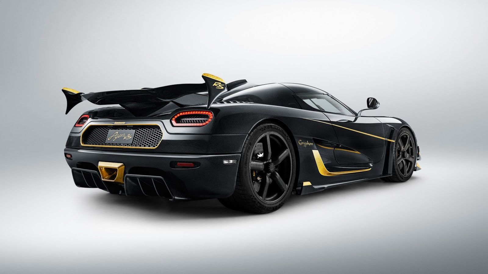 Αυτό που κάνει την Gryphon να ξεχωρίζει περαιτέρω είναι η εξωτερική της εμφάνιση. Εξωτερικά, τα εμφανή ανθρακονήματα διανθίζονται από λεπτομέρειες φιν