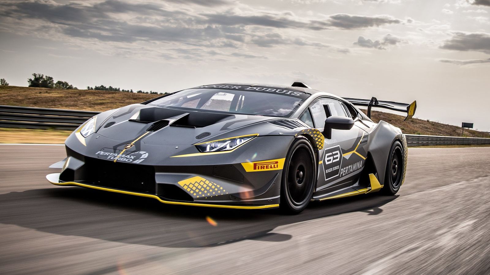 «Με τη Super Trofeo Evo μάθαμε να φτιάχνουμε ένα αυτοκίνητο με υπέροχη αεροδυναμική, δίχως να κάνουμε συμβιβασμούς στη σχεδίαση ή στο στιλ.».