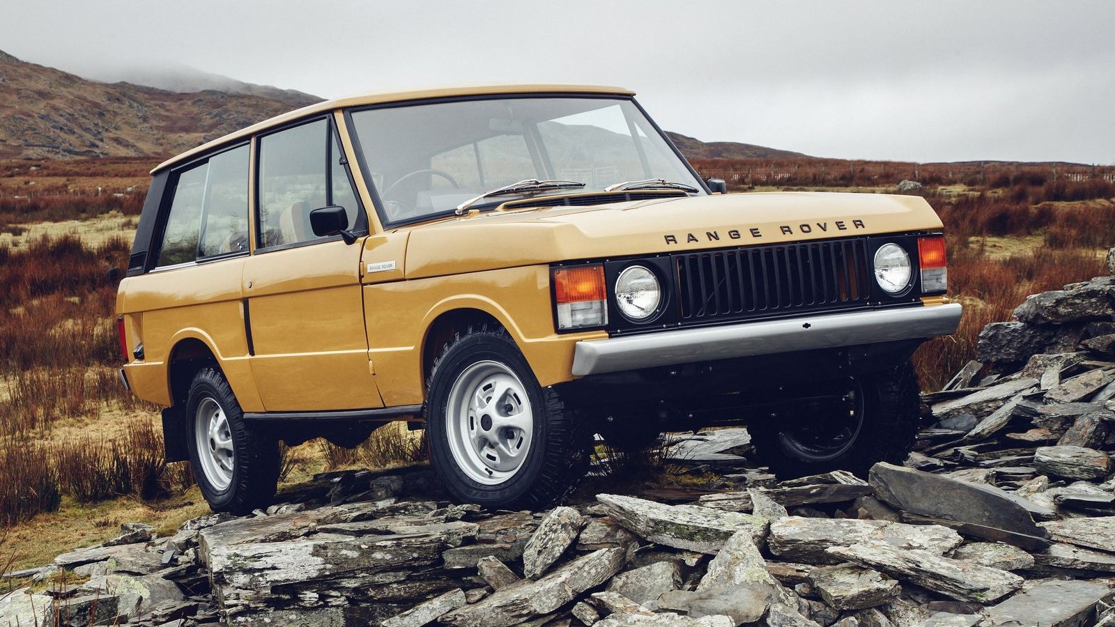 Το λανσάρισμα του Range Rover Reborn έρχεται σε συνέχεια του περσινού Land Rover Series I Reborn. Η ομάδα της Land Rover Classic επέλεξε ένα Classic R