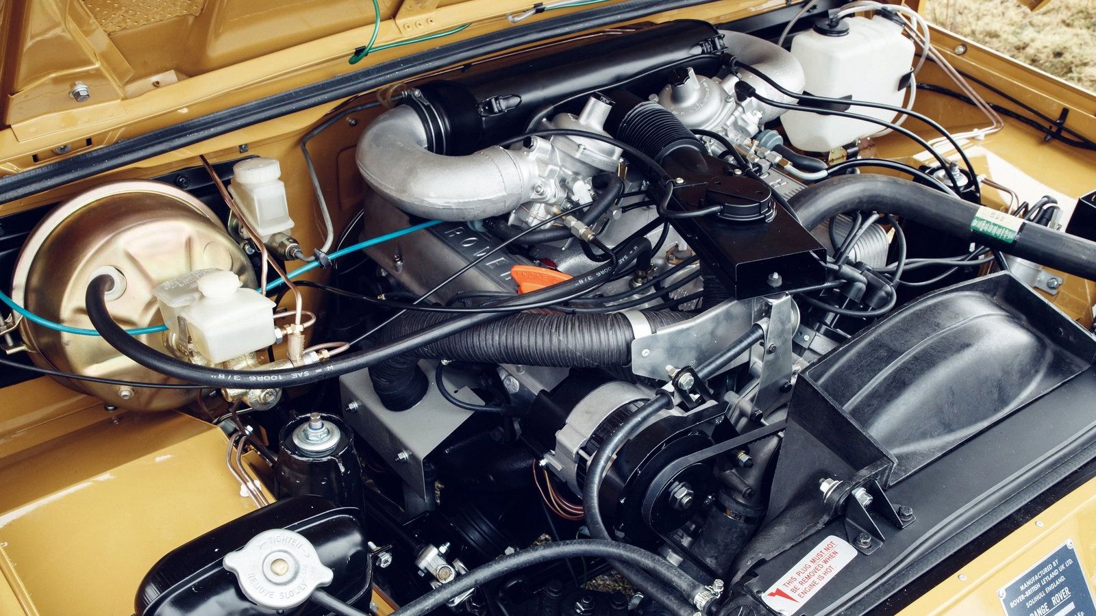 Kάτω από το καπό του βρίσκεται ο V8 κινητήρας βενζίνης των 3.528 κ.εκ., που έχει απόδοση 134 ίππων και ροπή 251 Nm. Το σύνολο συνεργάζεται με μηχανικό