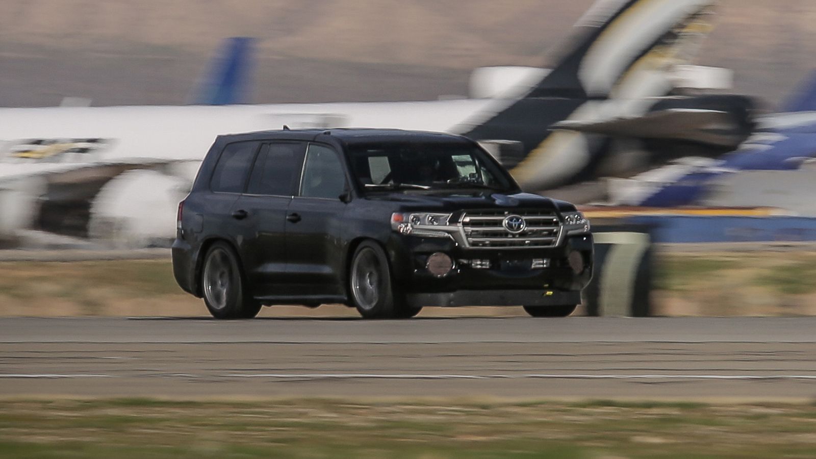 To Toyota Land Speed Cruiser θα ξεπερνούσε τα 370 χλμ./ώρα, αν δεν του τελείωνε ο διάδρομος μήκους 4 χλμ. στο αεροδρόμιο Mojave Air & Space Port της Κ
