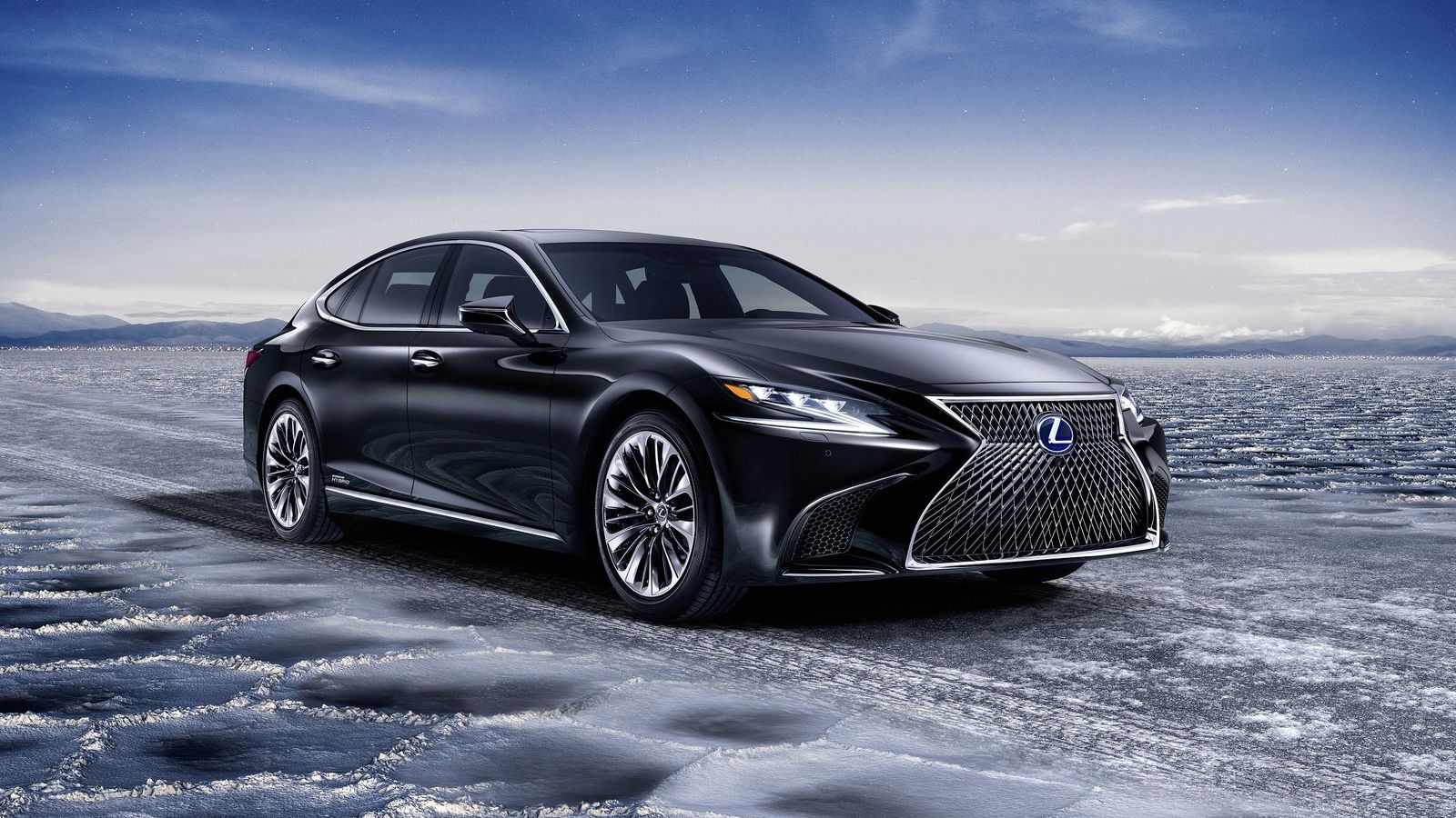 Το νέο Lexus LS 500h κινείται από το τελευταίας γενιάς υβριδικό σύστημα Multi Stage Hybrid, το οποίο είναι πιο αποδοτικό, προσφέρει καλύτερη επιτάχυνσ