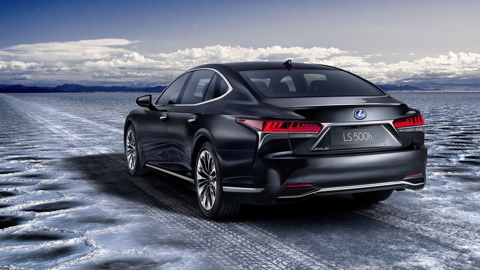 Το νέο LS 500h μπορεί να κινηθεί αμιγώς ηλεκτρικά για 140 χλμ., με την συμπαγή και ελαφριά μπαταρία νικελίου-υδριδίου να καταλαμβάνει 20% λιγότερο όγκ