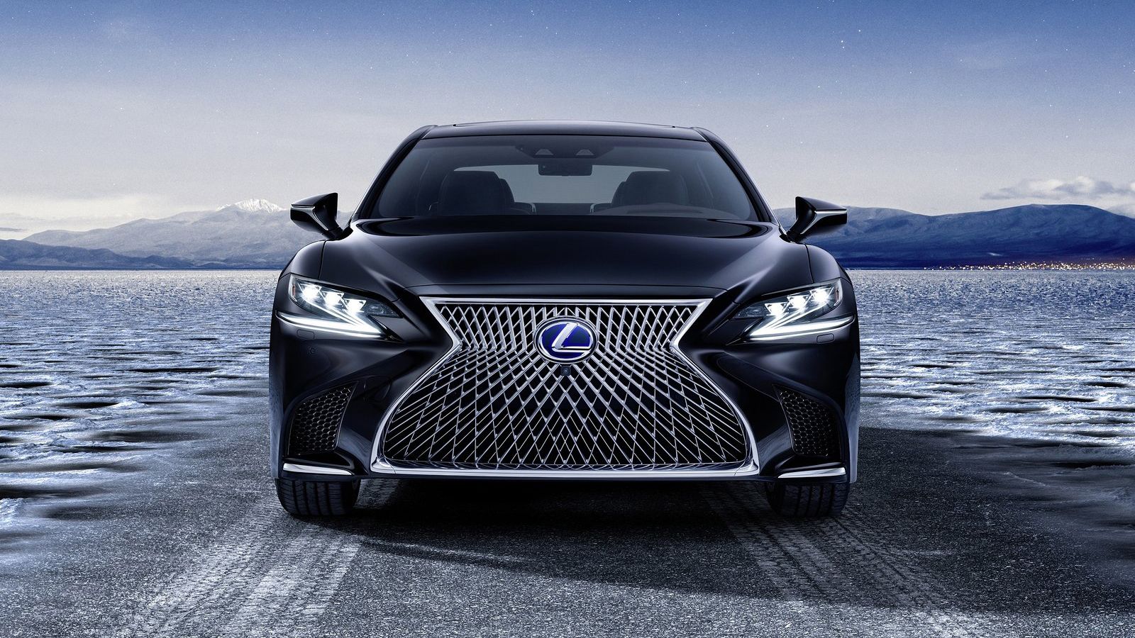 Η συνδυαστική ισχύς του υβριδικού συνόλου είναι στους 354 ίππους, ενώ σύμφωνα με τη Lexus το 0-100 πραγματοποιείται σε 5,4 δευτερόλεπτα.