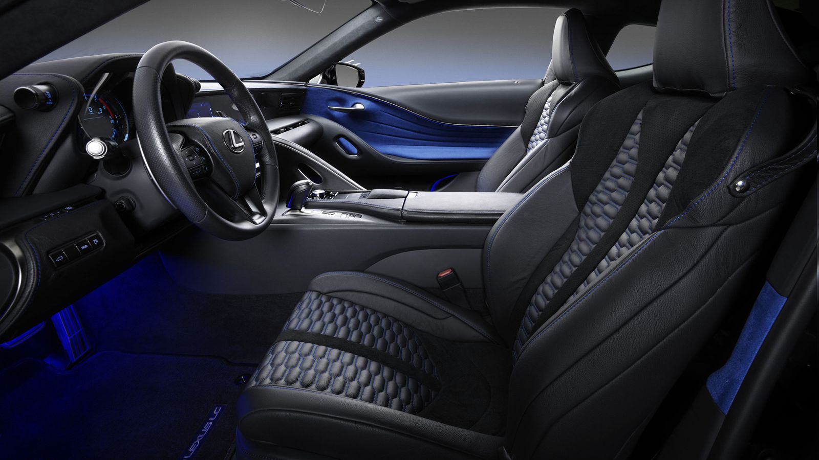 Η Lexus αναφέρει πως το σύνολο του Black Panther Inspired LC έχει δεχθεί μια τόνωση από …vibranium, το μυθικό μέταλλο που υπάρχει μόνο στην πατρ