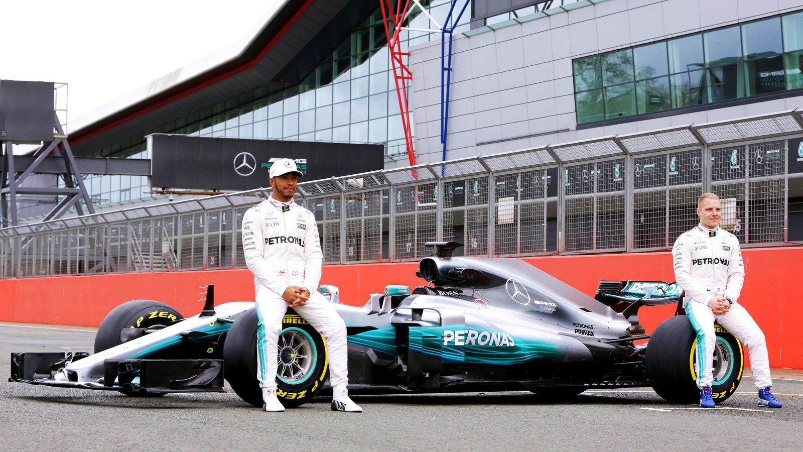 Οι Lewis Hamilton και Valtteri Bottas φωτογραφίζονται στο Silverstone με τη νέα Mercedes-AMG W08.