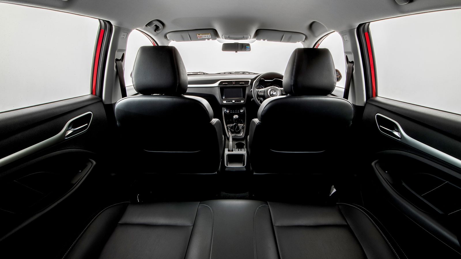 Σε σχέση με το μέσο όρο της κατηγορίας των compact crossover, το νέο MG ZS προσφέρει επιπλέον 55 χλστ. για τους ώμους των πίσω επιβατών, αλλά και 80 χ