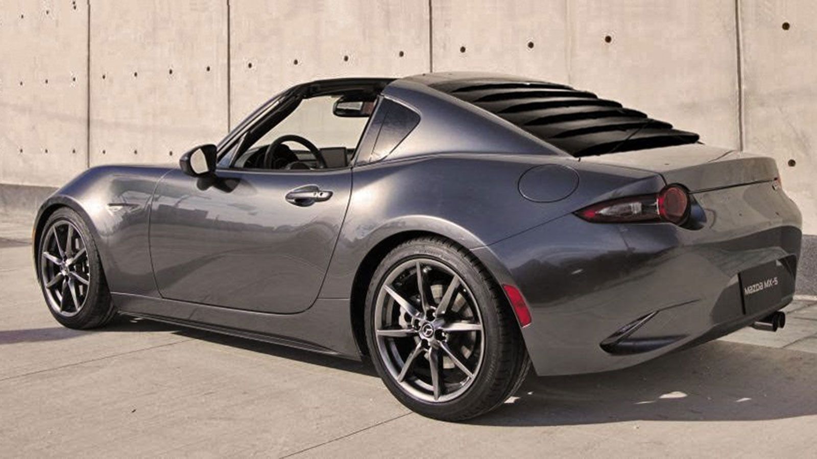 Ένα MX-5 RF με γρίλιες.