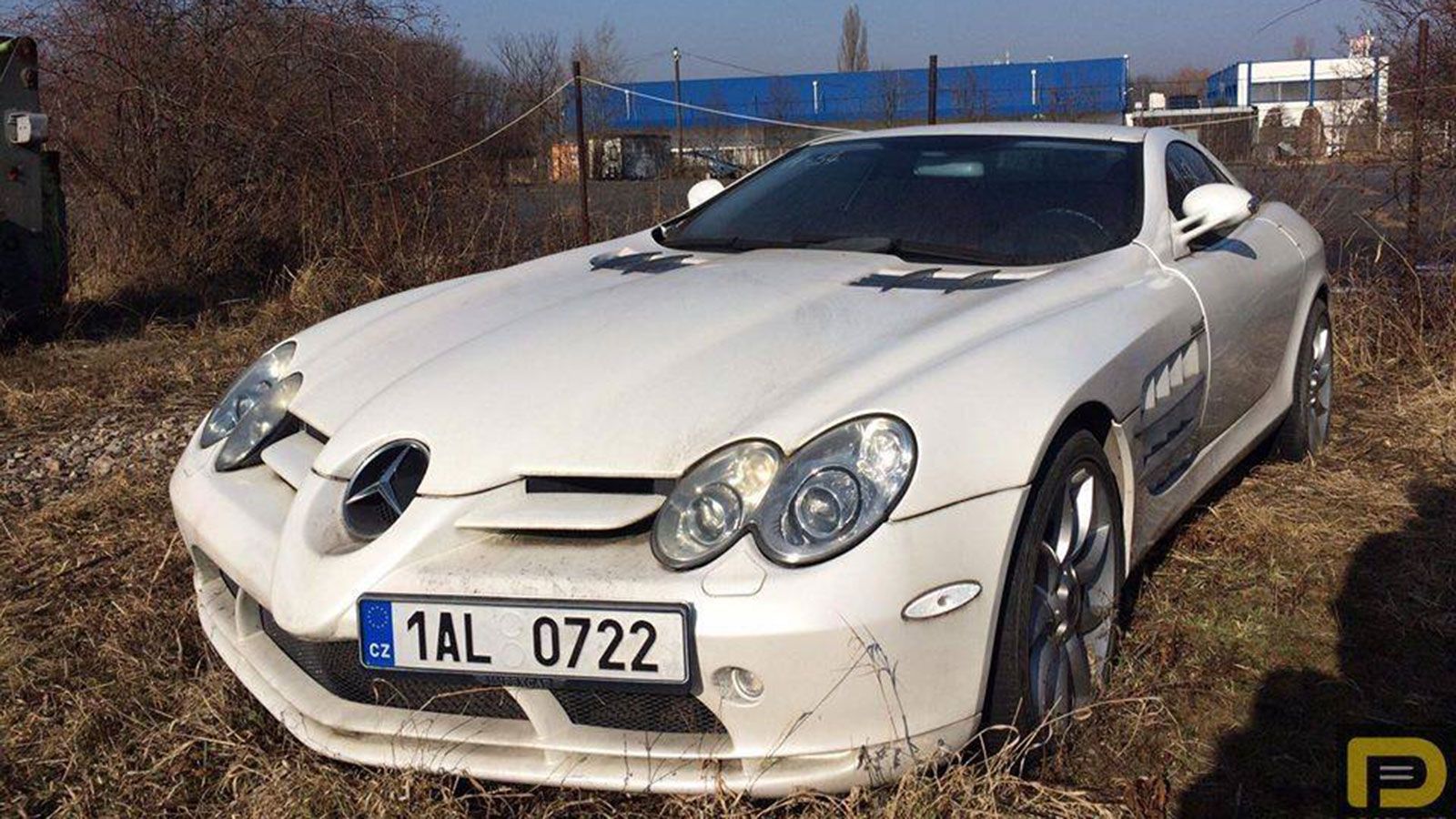 Μια παρατημένη Mercedes SLR McLaren.