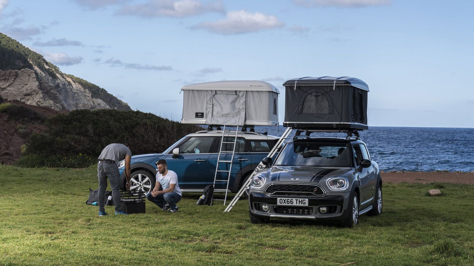 Όταν ο οδηγός αποφασίσει πως έφτασε η στιγμή για διανυκτέρευση, το μόνο που έχει να κάνει είναι να απελευθερώσει τις τρεις καρφίτσες ασφαλείας. Η σκην