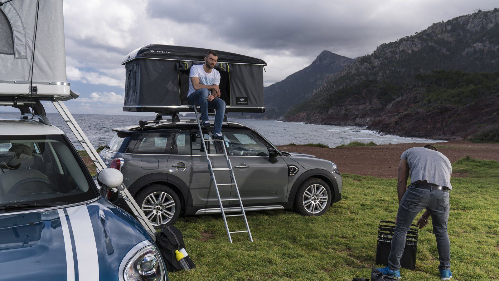 Ο ιδιοκτήτης σκαρφαλώνει μέσω αλουμινένιας πτυσσόμενης σκάλας, ενώ στο εσωτερικό της σκηνής υπάρχει υψηλής πυκνότητας στρώμα με βαμβακερό κάλυμμα, το 