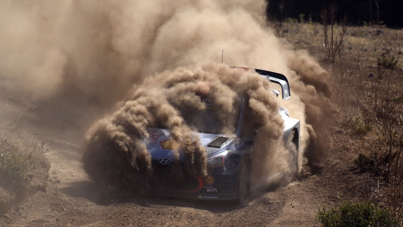 Ο Thierry Neuville ήταν χθες 2ος, με τον Βέλγο να σκαρφαλώνει σταδιακά προς την κορυφή. Νωρίτερα είχε χάσει χρόνο με δύο σκασμένα ελαστικά, καθώς είχε