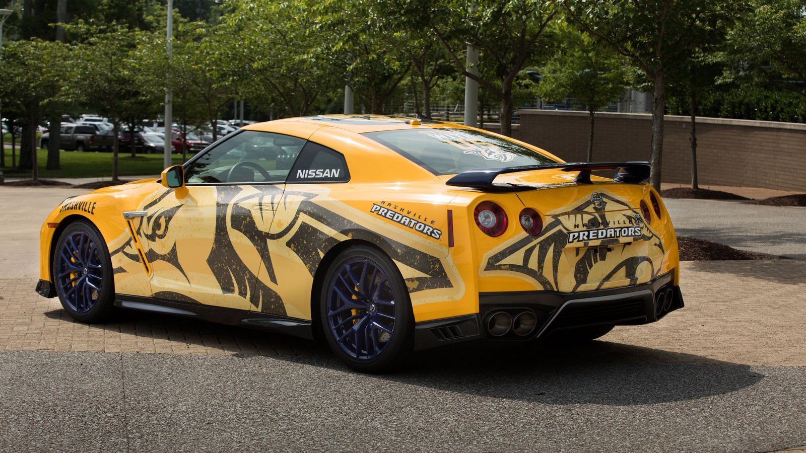 Στηρίζεται στην έκδοση GT-R Premium και διαθέτει κίτρινη απόχρωση με τα γραφικά της Nashville Predators, ενώ τη μορφή του διανθίζουν οι μπλε τροχοί κα